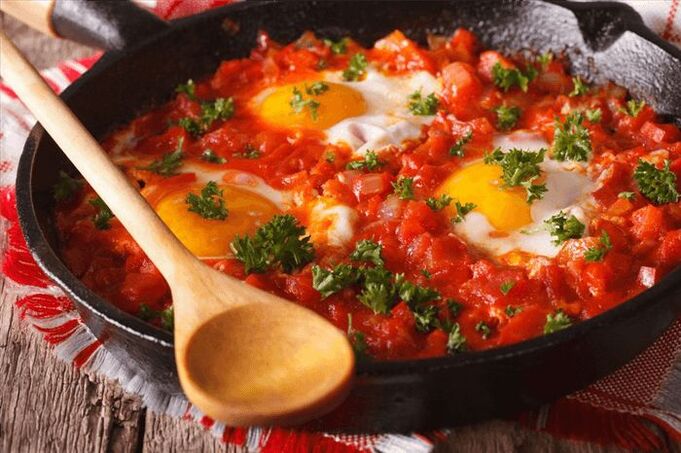 huevos revueltos con tomates y pimientos dulces