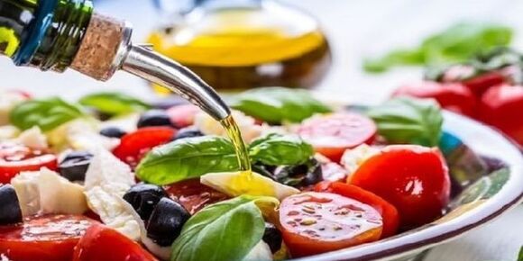 A la hora de preparar platos de la dieta mediterránea es imprescindible utilizar aceite de oliva. 