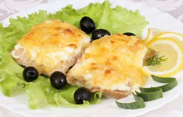 El pescado al horno con queso será un plato sabroso y saludable en el menú de la dieta mediterránea. 