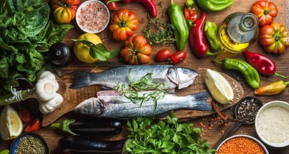 El pescado y las verduras son los principales productos de la dieta mediterránea para adelgazar. 