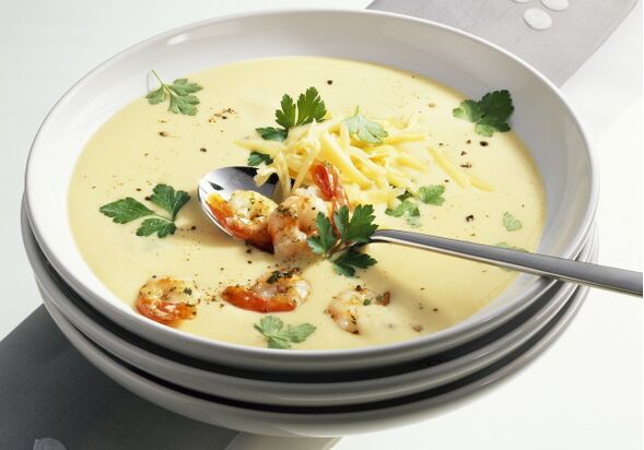 Un almuerzo de dieta mediterránea puede incluir crema de queso y sopa de mariscos. 