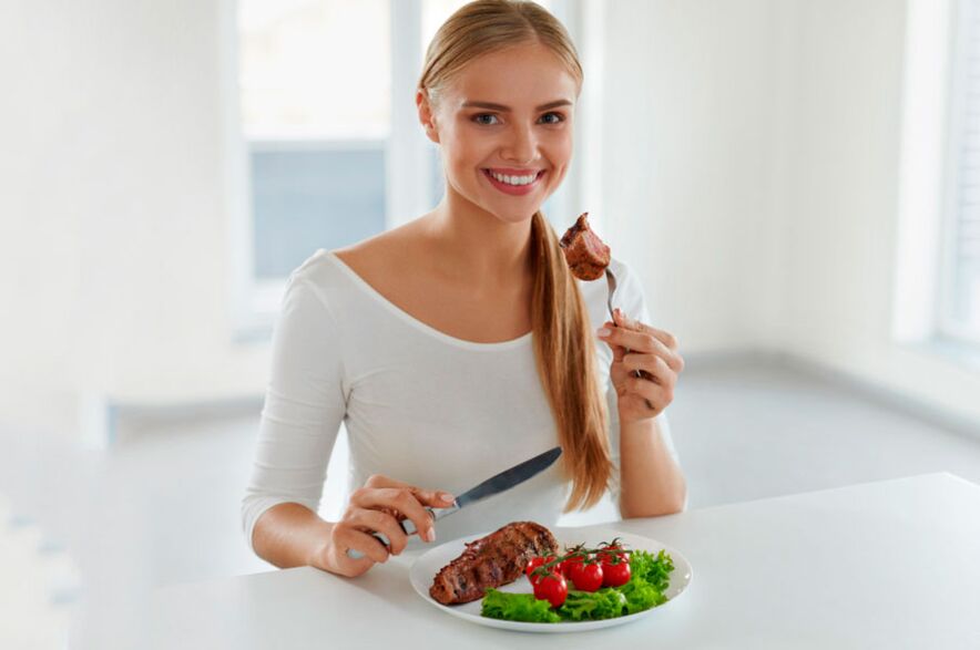 Durante el período alterno de la dieta Dukan, es necesario comer platos de proteínas y verduras. 